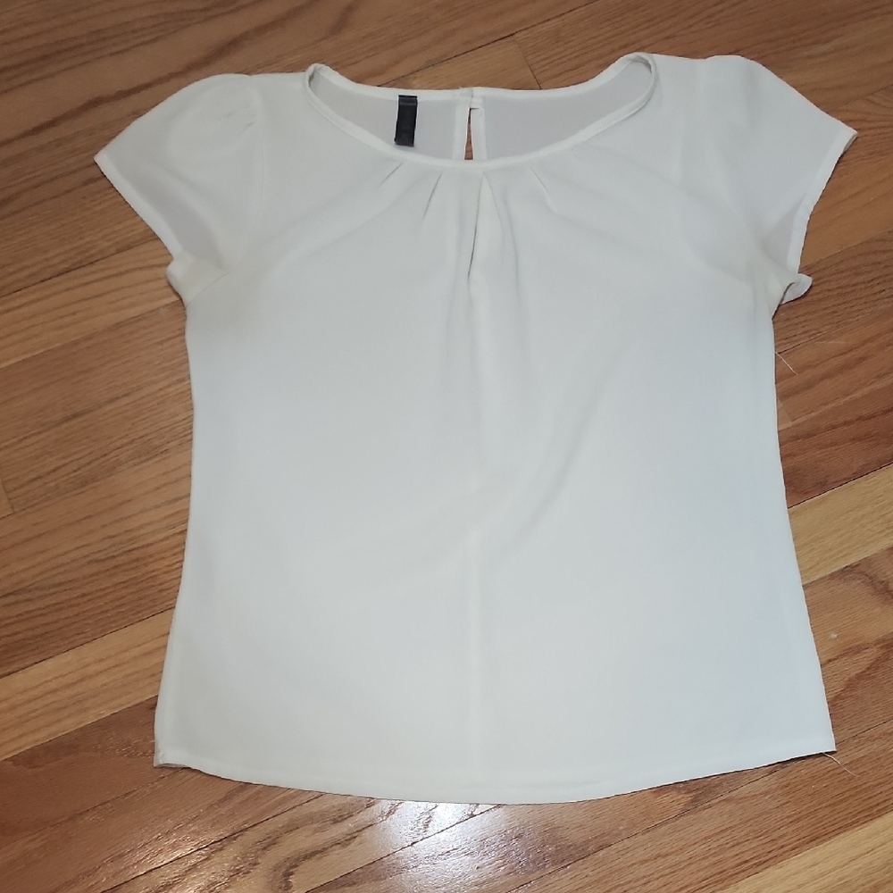 Women's White Short Sleeves Blouse Size 0 Round Neck Button closure in The Back